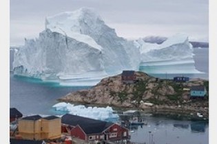 تخلیه یک دهکده برای حرکت کوه یخی +عکس