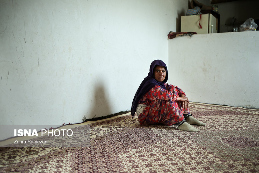گلبهار، مادر فاطمه در خانه‌اش نشسته است