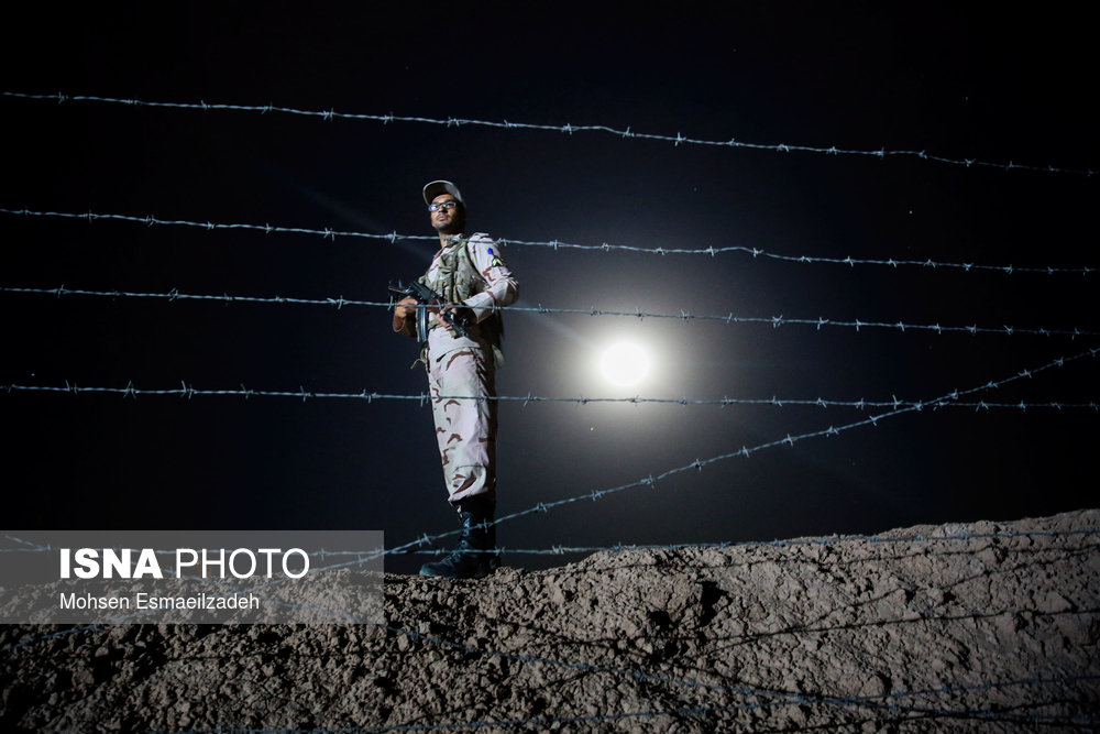 یک سرباز وظیفه در حال نگهبانی شبانه در مرز تایباد است، مرزداران جمهوری اسلامی ایران به صورت شبانه روزی در حال حراست از مرزهای ایران هستند.