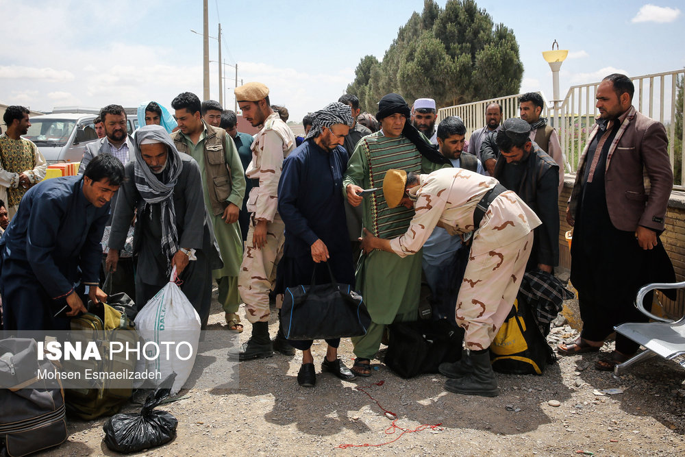 اتباع افغان در لحظه ورود به ایران توسط نیروهای مرزبانی ایران بازررسی می‌شوند.