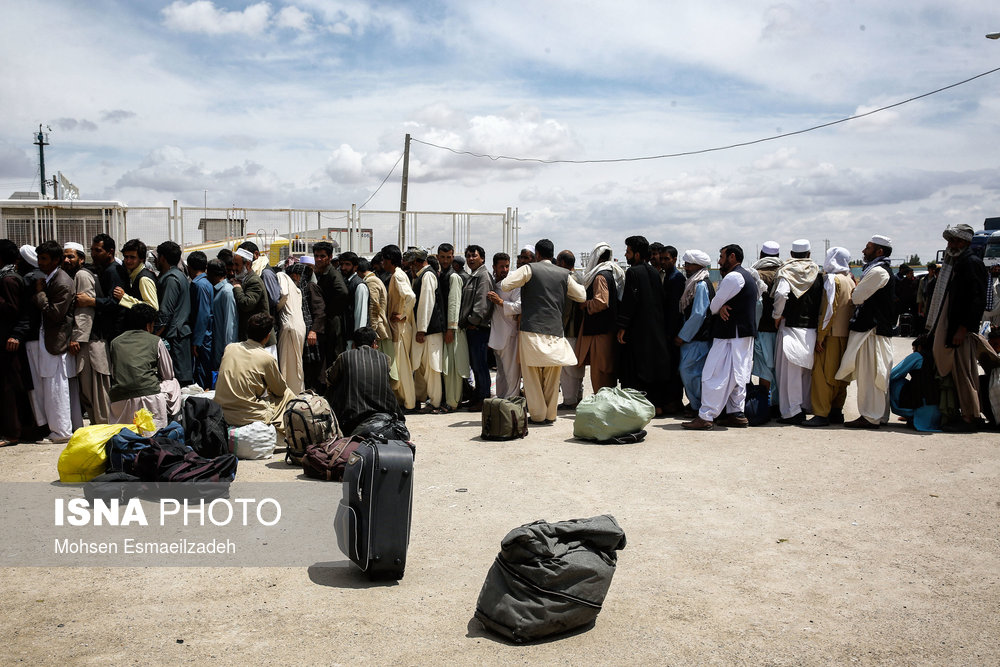 گروهی از اتباع افغان برای ورود به ایران منتظر دریافت تاییدیه هستند.