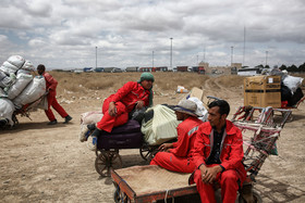 باربران مرزی در حال استراحت در محدوده مرز ایران هستند. این افراد برای حمل قادر به عبور و مرور در محدوده مرز هر دو کشور هستند.