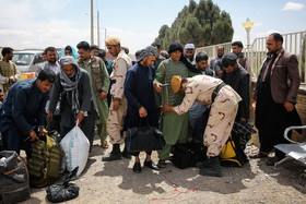 اتباع افغان در لحظه ورود به ایران توسط نیروهای مرزبانی ایران بازررسی می‌شوند.
