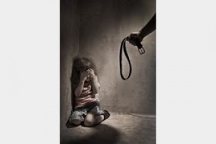 واقعیت تکان دهنده از آزار و اذیت کودک سه ساله در شکنجه گاه پدر