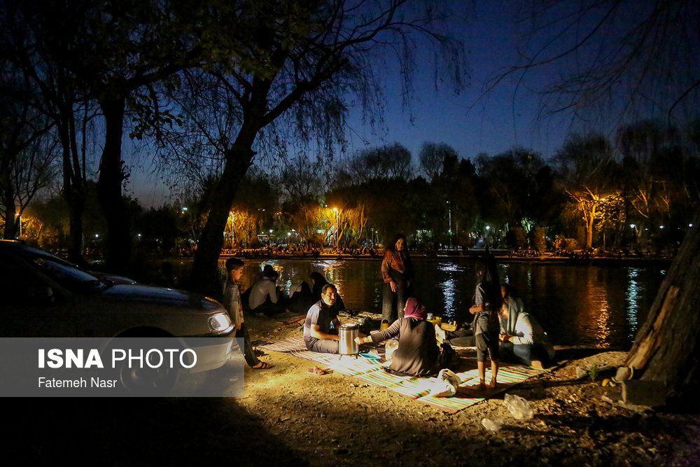 حضور مردم در کنار جریان آب زاینده‌رود - زرین شهر