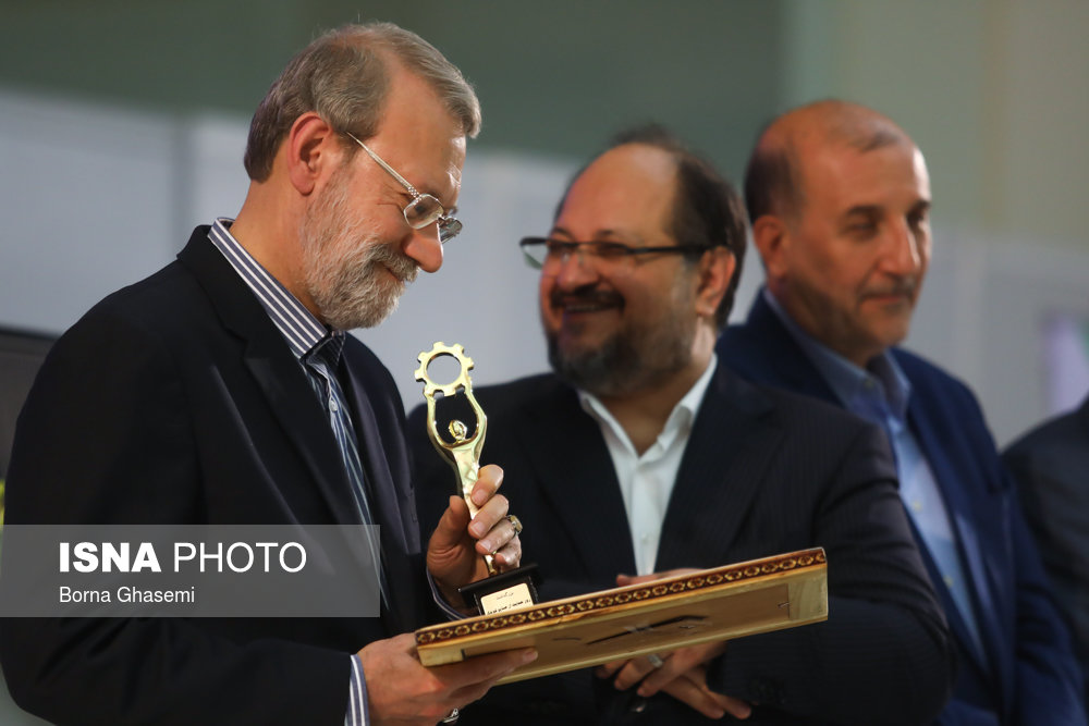 علی لاریجانی، رییس مجلس و محمد شریعتمداری، وزیر صنعت در مراسم بزرگداشت روز حمایت از صنایع کوچک