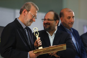 علی لاریجانی، رییس مجلس و محمد شریعتمداری، وزیر صنعت در مراسم بزرگداشت روز حمایت از صنایع کوچک