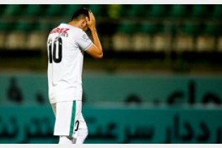 بازیکنان ذوب‌آهن و پدیده شدیدا درگیر شدند/ شعار تمسخرآمیز هواداران اصفهانی علیه خلعتبری