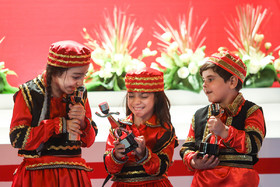 خوشحالی کودکان از مشارکتی که در اهدای تندیس‌ها به برگزیرگان هفدهمین جشنواره بین‌المللی تئاتر عروسکی دارند.