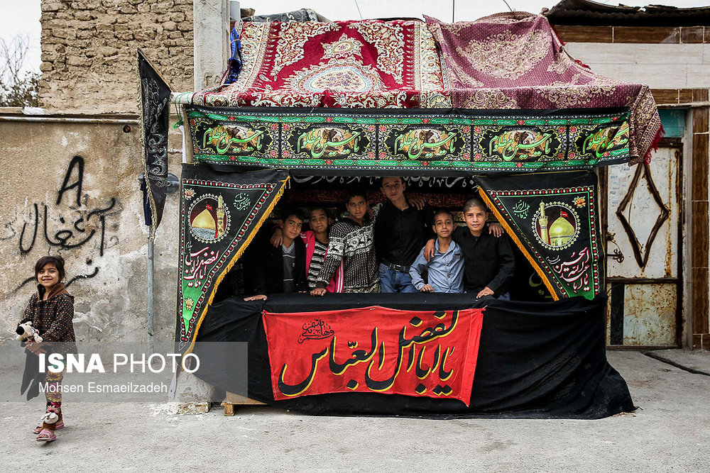 موکبی که در محله قلعه ساختمان مشهد توسط کودکان و نوجوانان این محله برپا شده است.