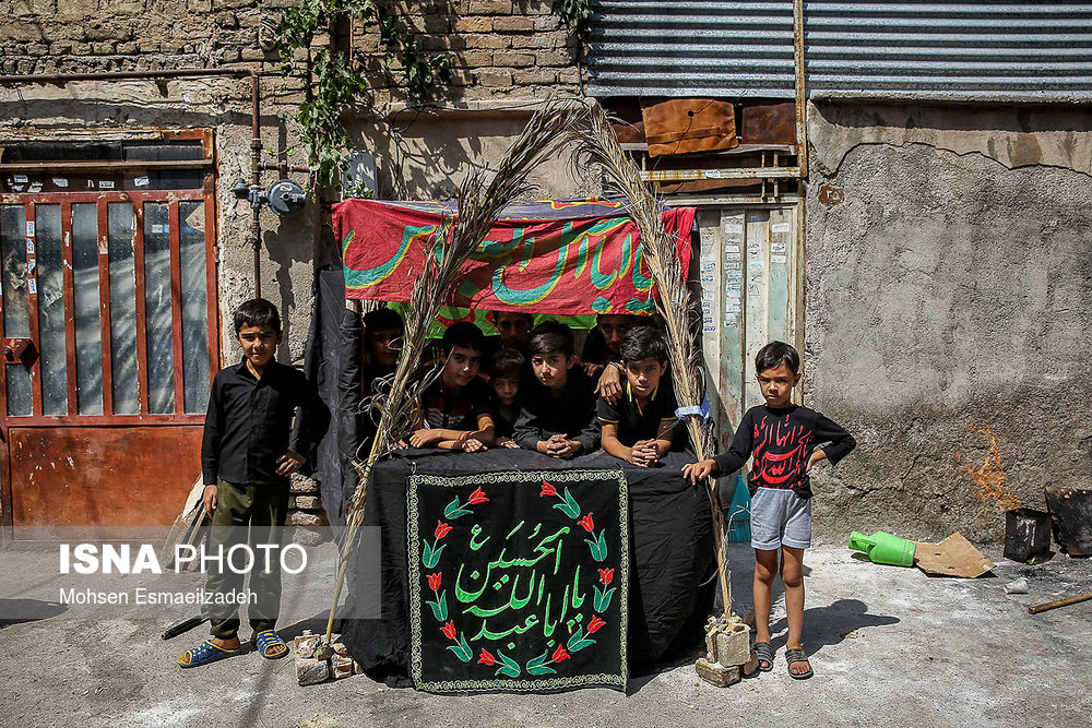 موکبی که در محله قلعه ساختمان مشهد توسط کودکان و نوجوانان این محل برپا شده است.