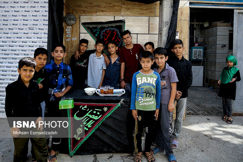 برپایی موکب با پذیرایی چای توسط بچه‌های محله قلعه ساختمان مشهد