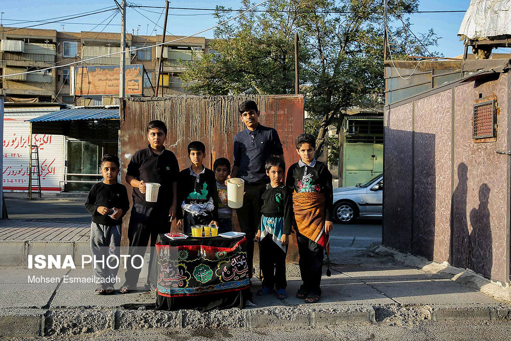 موکبی که بچه‌های شهرک شهید بهشتی مشهد برپا کرده‌اند و با شربت‌های مخصوص منطقه خوزستان از عزاداران پذیرایی می‌کنند.