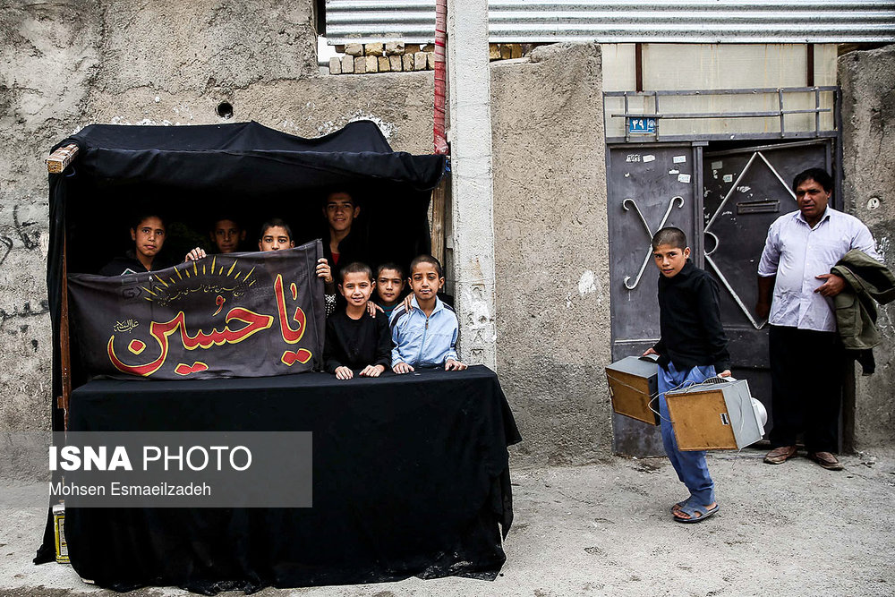 موکبی که بچه‌های محله قلعه ساختمان مشهد برپا کرده‌اند، تمام هزینه‌های برپایی این تکایا توسط خود بچه های تامین شده است.