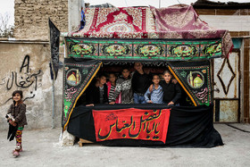 موکبی که در محله قلعه ساختمان مشهد توسط کودکان و نوجوانان این محله برپا شده است.