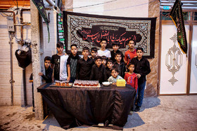 موکبی که در محله قلعه ساختمان مشهد توسط کودکان و نوجوانان این محل برپا شده است.