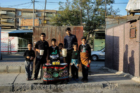 موکبی که بچه‌های شهرک شهید بهشتی مشهد برپا کرده‌اند و با شربت‌های مخصوص منطقه خوزستان از عزاداران پذیرایی می‌کنند.