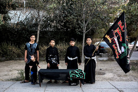 بچه‌های شهرک شهید بهشتی مشهد موکبی با پخش مداحی برپا کرده‌اند.