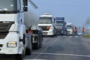 واردات ۱۳۰۰کانتینر لاستیک کامیون طی دو هفته آینده/تخصیص ارز دولتی