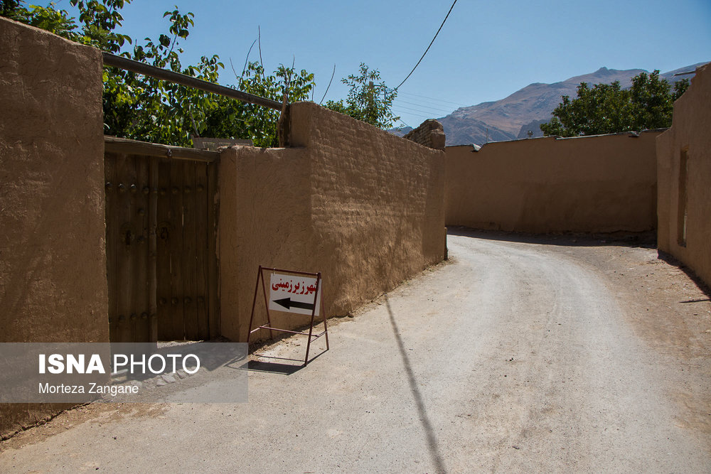 ورودی "شهر زیر زمینی کرد علیا" در روستای کرد علیا شهرستان تیران