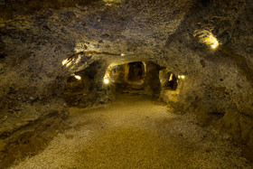 چاه‌های " شهر زیرزمینی کرد علیا" هنوز آب دارد و در عمق ۱۸ متری از سطح شهر زیر زمینی ایجاد شده‌اند.