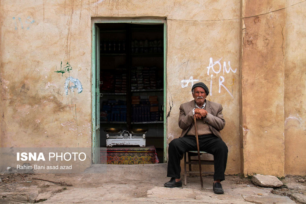 پیرمردی که در کنار خواربار فروشی خود نشسته است که اسمش را نگفت ولی بیشتر ساعات روز را در این مکان می‌گذراند.