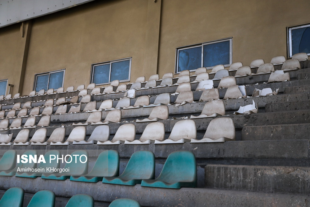 از بین رفتن صندلی‌های ورزشگاه «خلیج فارس» بندرعباس به خاطر عدم نگهداری و خرابکاری بعضی از تماشاگرها در مسابقات لیگ دسته اول