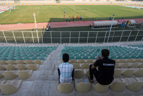 به دلیل عدم نظافت صندلی‌های ورزشگاه «خلیج فارس» بندرعباس، تماشاگران از نشستن بر روی آن خودداری می‌کنند.
