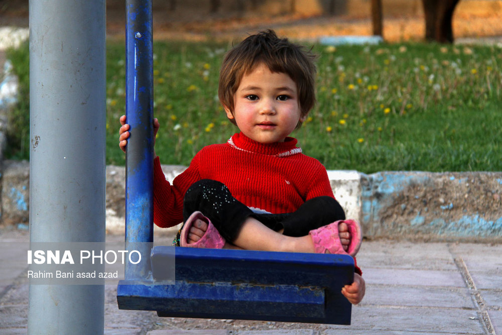 کودکان افغان در پارک‌های شهر و در مناطق و محله هایی که جمعیت مهاجران زیاد است، به بازی مشغولند.