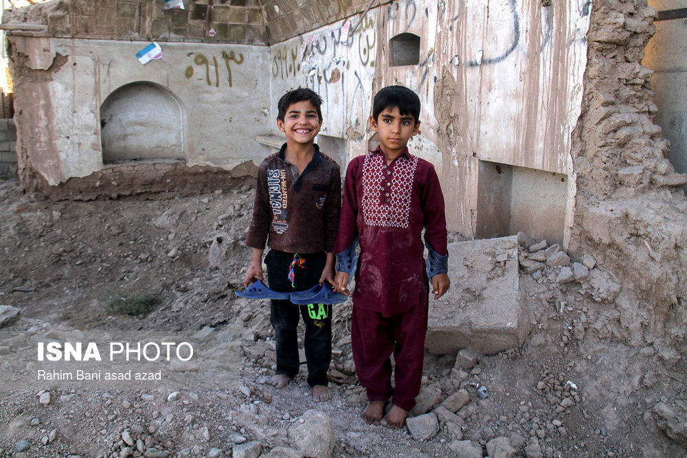 خرابه‌های شهر کرمان جایی است که بیشتر کودکان افغان روزها را در آن به بازی می‌گذرانند.
