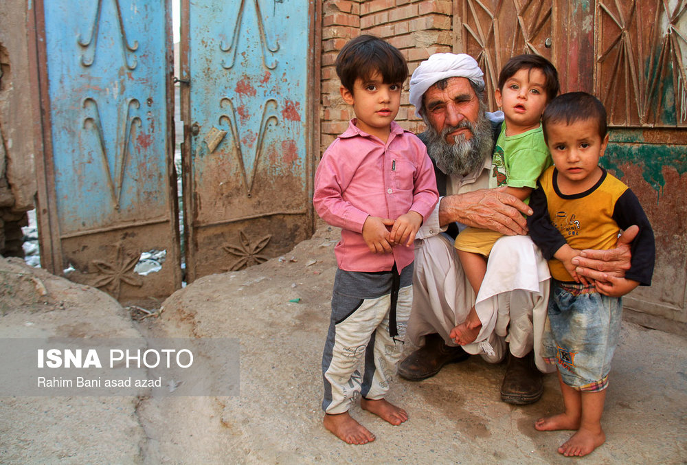 مردی افغان که کودکان و نوه‌هایش را درآغوش گرفته و میگوید: برای این بچه ها هیچ آینده‌ای نیست و نه می‌تواند آن‌ها را به مدرسه بفرستد و نه می‌تواند برایشان شناسنامه بگیرند.