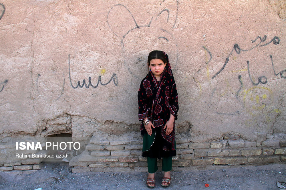 کودک تاجیک در یکی از کوچه‌های خیابان «امام» کرمان