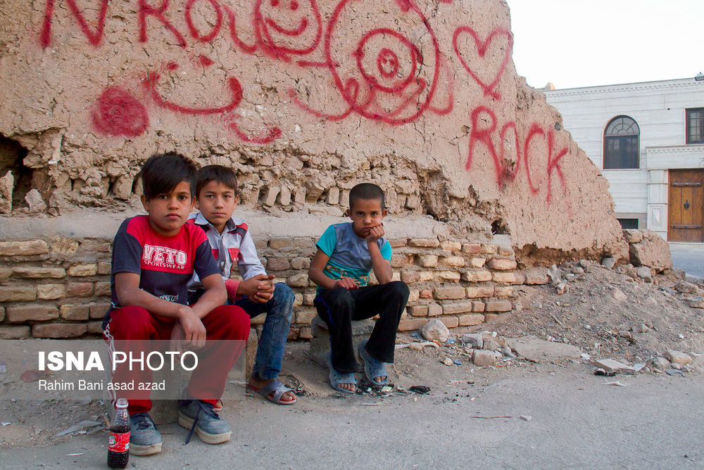 کودکان افغان در یکی از کوچه‌های خیابان «امام» کرمان