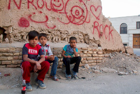 کودکان افغان در یکی از کوچه‌های خیابان «امام» کرمان