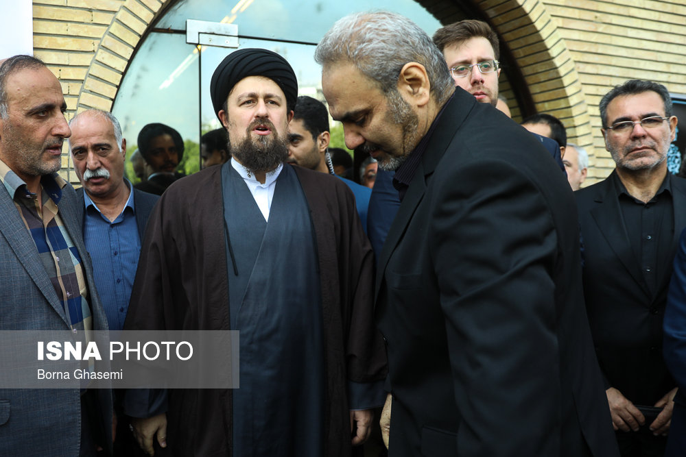 حجت‌الاسلام والمسلمین سید حسن خمینی و جواد خیابانی  در مراسم تشییع پیکر بهرام شفیع