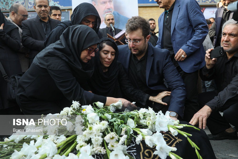 پسر ، دختر و همسر بهرام شفیع در مراسم تشییع پیکر