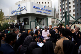 تجمع دانشجویان علوم پزشکی مقابل ساختمان مرکزی دانشگاه آزاد