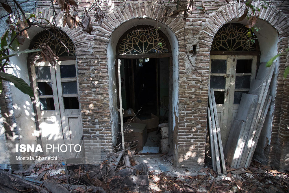 قسمتی از ورودی خانه سردار جلیل که  حالا انباری وسایل مستهلک کسبه‌های بازار است.
