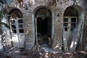 قسمتی از ورودی خانه سردار جلیل که  حالا انباری وسایل مستهلک کسبه‌های بازار است.
