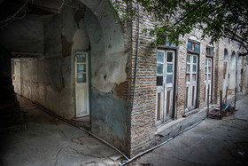 قطر ديوارها بين 60 تا 90 سانتيمتر است بنا بدون استفاده از آهن برپا شده و بالاي درب‌ها و پنجره‌ها را طاق‌نماي قوسي با چوب زدنده‌اند.
