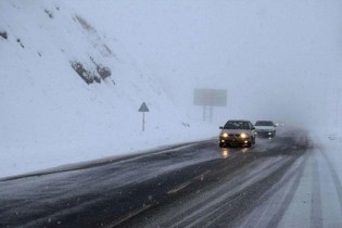ترافیک در محور ایلام به مهران/ بارش برف در ارتفاعات جاده چالوس