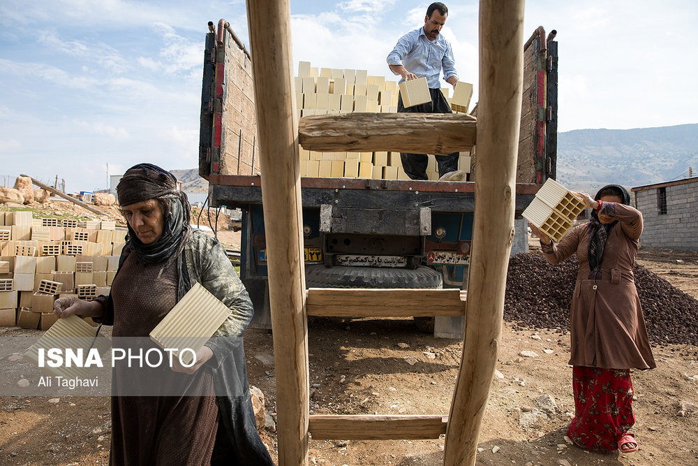 در روستا‌های سرپل‌ذهاب زنان مشارکت زیادی در ساخت و بازسازی روستا و خانه‌های خود دارند.