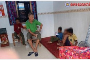 معلم انگلیسی که کودکان کامبوجی را آزار می داد+تصاویر