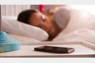 در هنگام خواب از تلفن همراه فاصله بگیرید