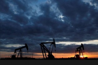 سقوط سنگین قیمت نفت با نگرانی از رشد اقتصادی و عرضه مازاد