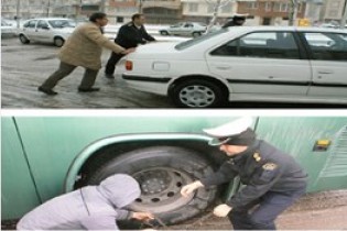پلیس راهور به خودروهای در برف مانده کمک رسانی کرد