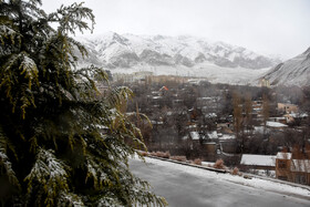بارش برف زمستانی شهر کوهستانی شهمیرزاد در شهرستان مهدی‌شهر - استان سمنان