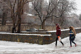 بارش برف زمستانی شهر کوهستانی شهمیرزاد در شهرستان مهدی‌شهر - استان سمنان