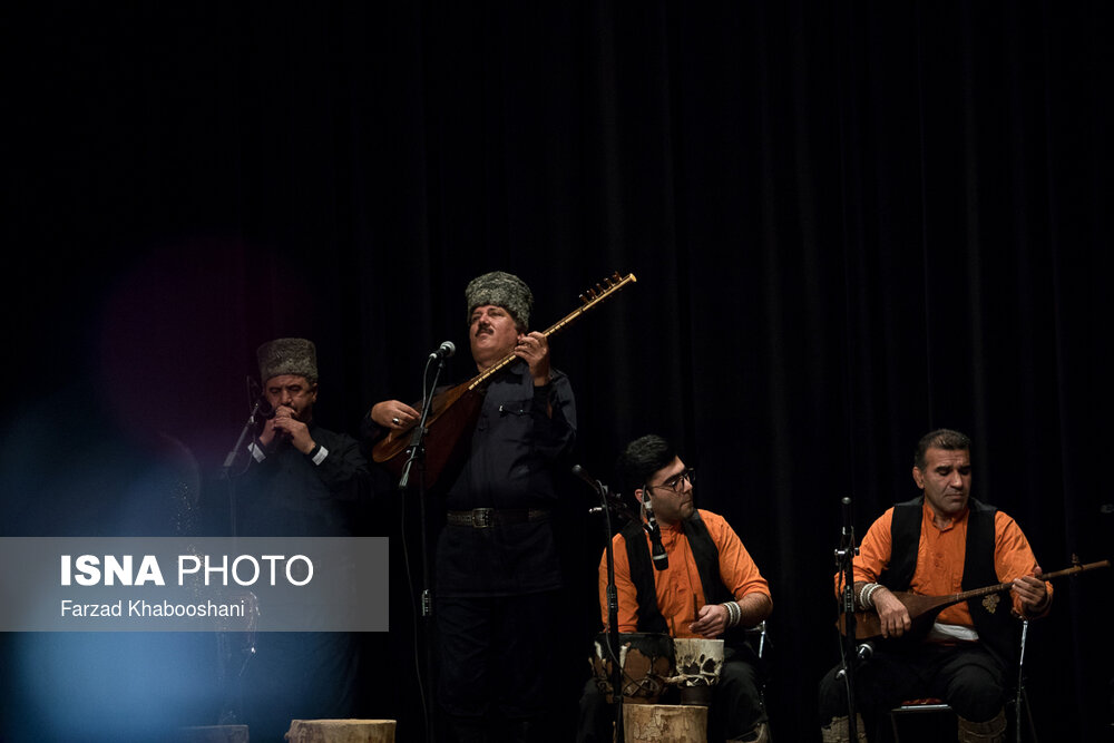 اجرای گروه موسیقی نواحی سازینه به سرپرستی پیمان بزرگ‌نیا در جشن نوزده سالگی خانه موسیقی