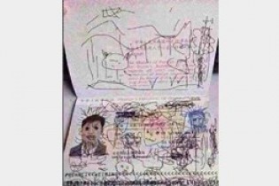بچه بازیگوش پاسپورت پدرش را نقاشی کرد+تصویر